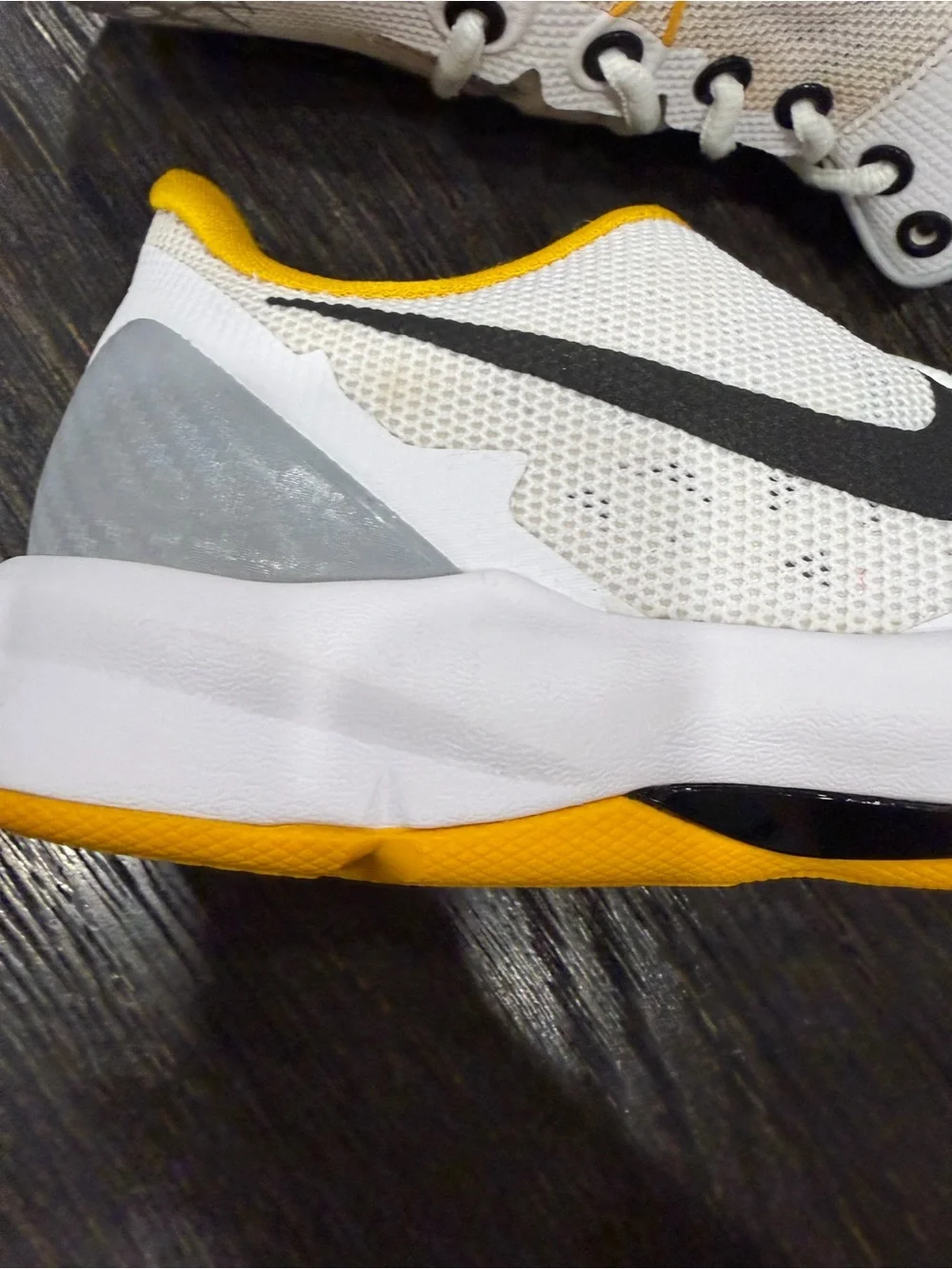 Nike Zoom Kobe Venomenon 4 White University Gold size 8.5